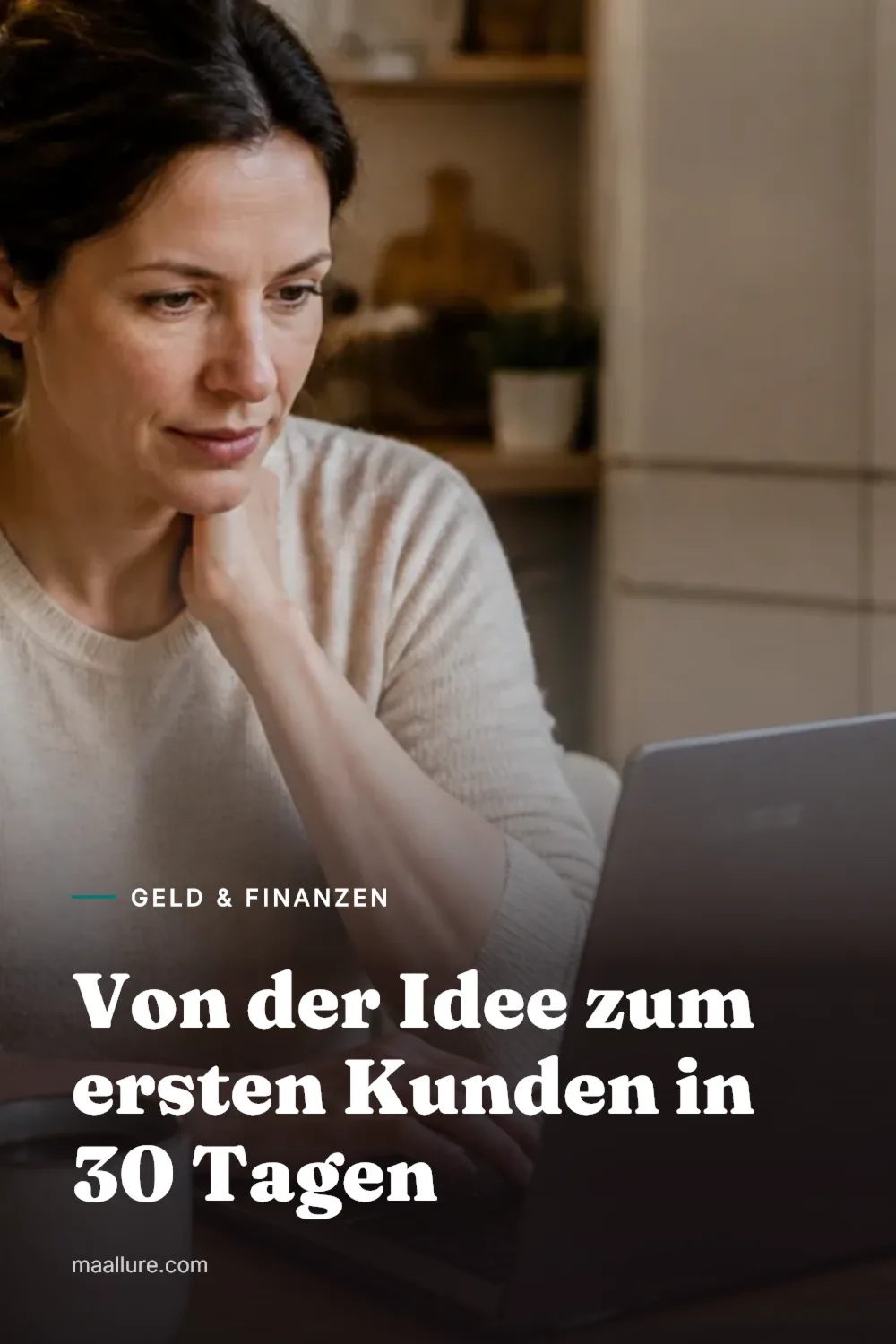 Frau plant ihr Nebenebenher am Küchentisch im Morgenlicht mit Laptop, Notizbuch und Kaffee