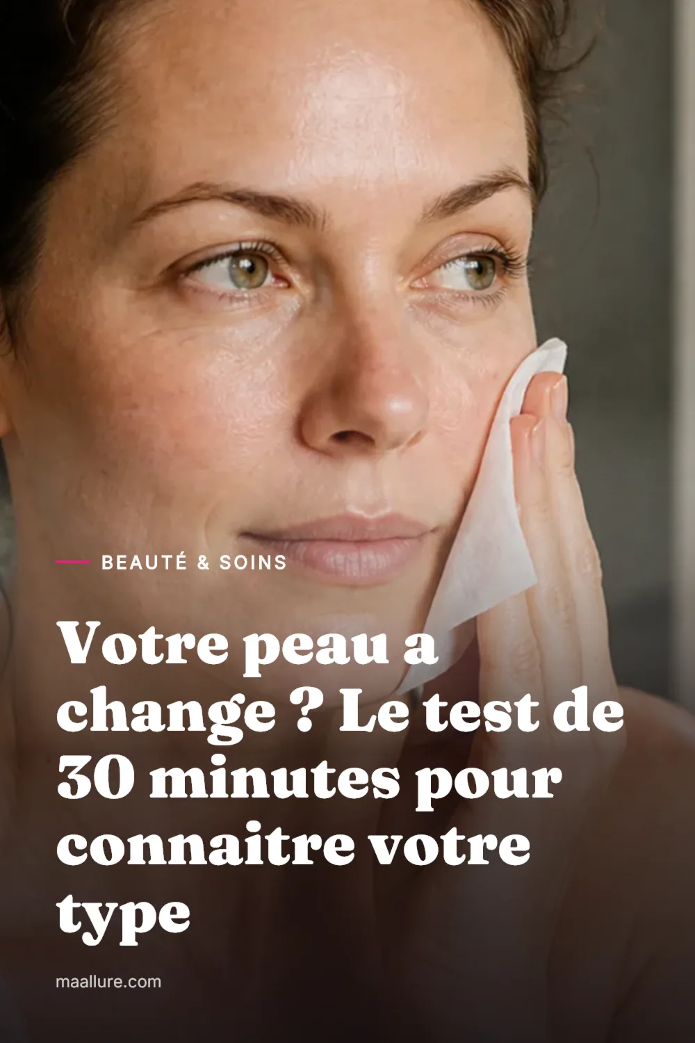 Femme quarantenaire au visage propre et demaquille appliquant un papier matifiant sur sa joue sous une douce lumiere naturelle