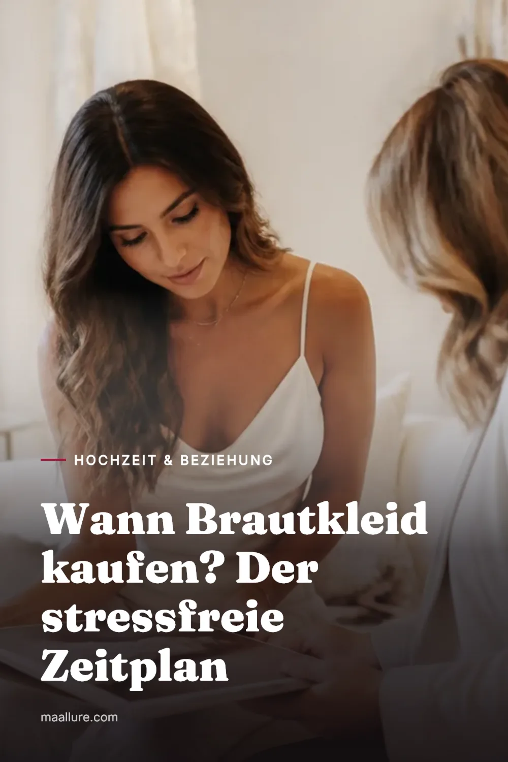 Zukünftige Braut betrachtet Brautkleider auf Kleiderstangen in einer hellen Brautboutique
