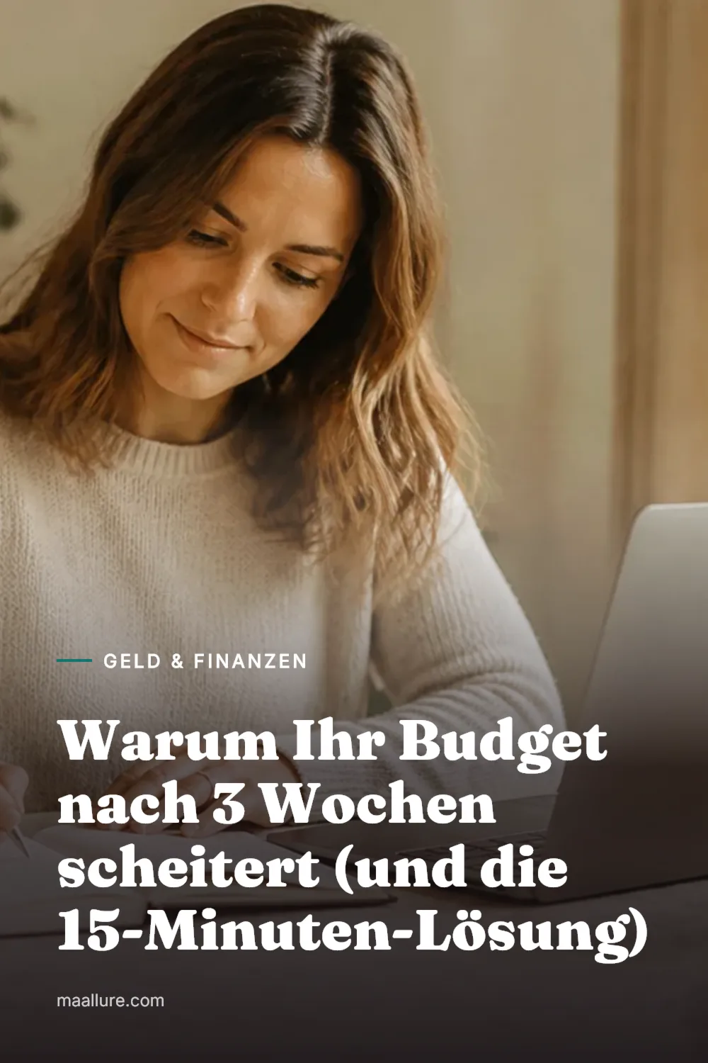 Eine Frau prüft entspannt ihr monatliches Budget in einem Notizbuch neben einem Laptop und einer Tasse Tee an einem sonnigen Küchentisch