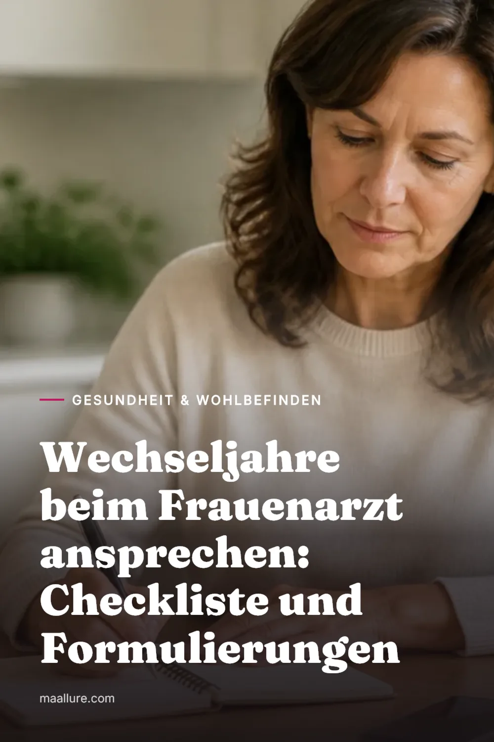 Frau Ende vierzig notiert am sonnigen Küchentisch ihre Beschwerden in ein Notizbuch, um die Wechseljahre beim Frauenarzt anzusprechen