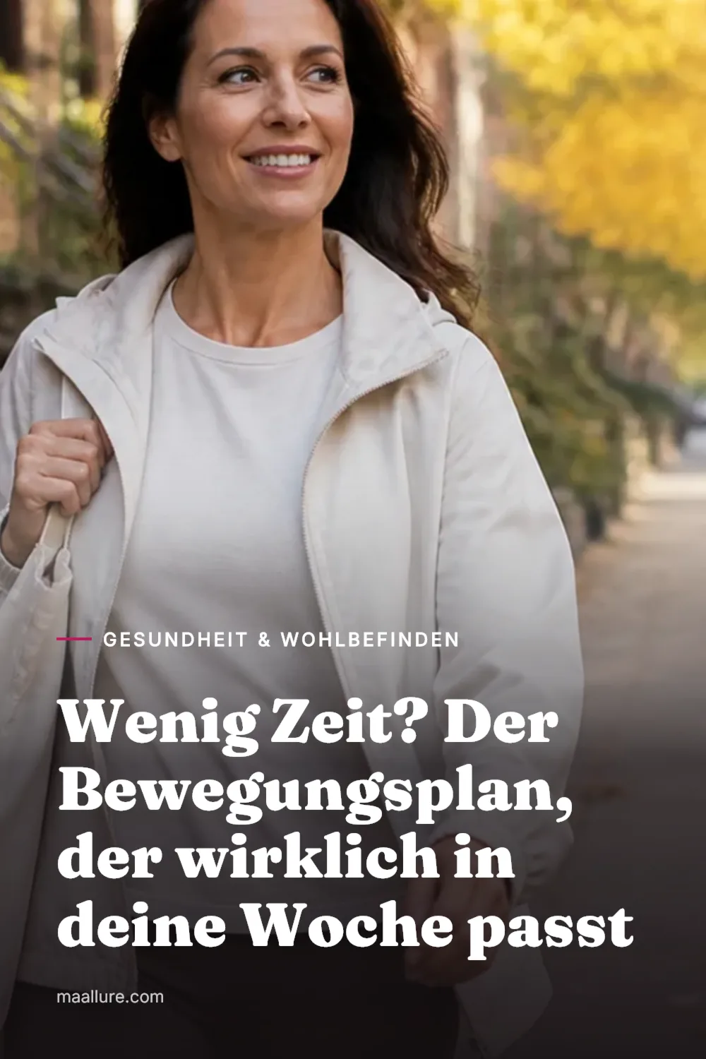 Frau in bequemer Sportkleidung geht am Morgen zügig eine von Bäumen gesäumte Straße entlang und baut so Bewegung in ihren Alltag ein