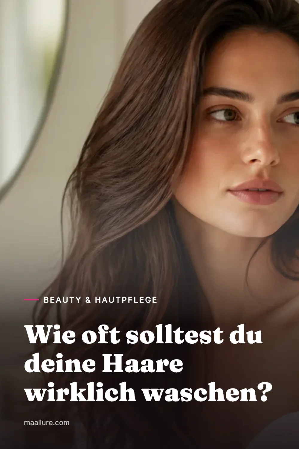 Frau mit gepflegtem, glänzendem Haar in einem hellen, modernen Badezimmer