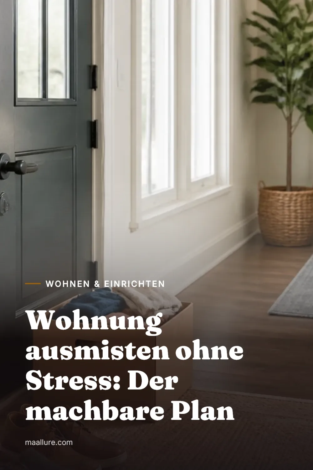 Aufgeräumter Eingangsbereich einer Wohnung mit Korb für Spenden und übersichtlicher Garderobe