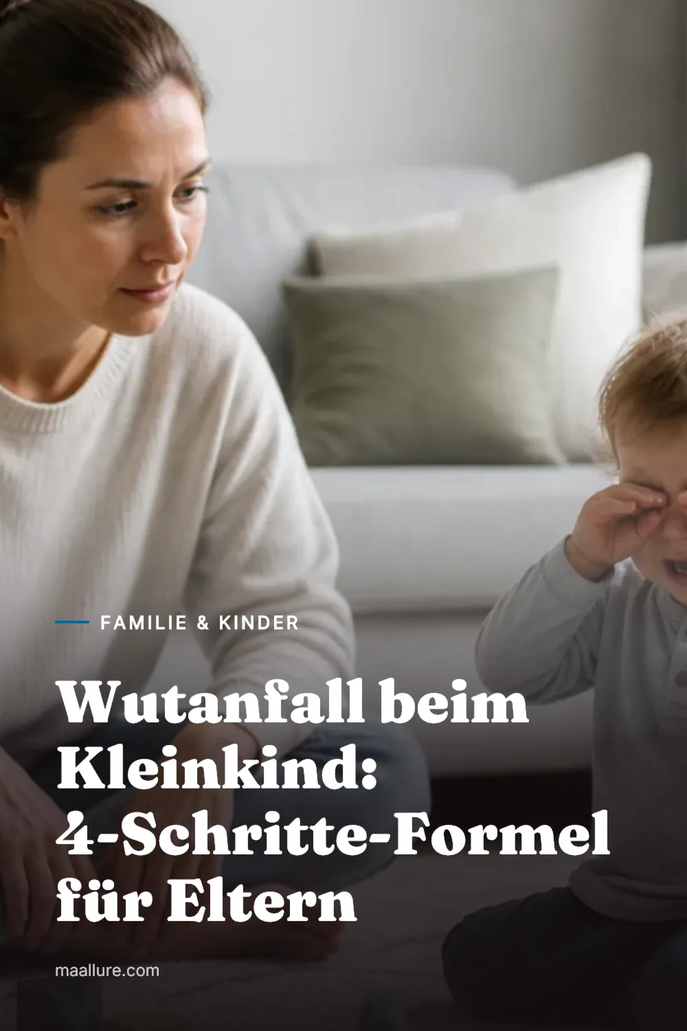 Ein Elternteil sitzt ruhig neben einem weinenden Kleinkind auf dem Wohnzimmerboden